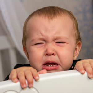 los bebés lloran cuando le salen los dientes header